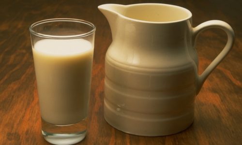 Ряженка - кисломолочный продукт, любимый многими за мягкий вкус топленого молока, густую консистенцию и приятный кремовый оттенок